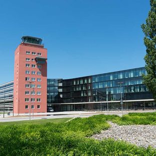 Tower Riem – Brainlab-Zentrale: Denkmal mit Herz & Hirn